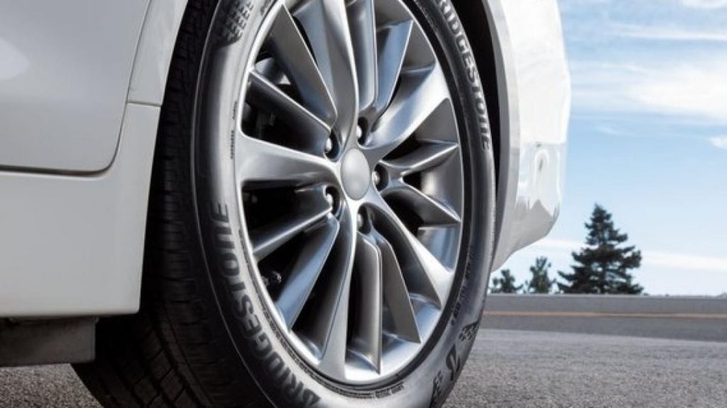 El Parque Móvil permitirá coordinar, planificar y gestionar los servicios automovilísticos de una forma más eficiente neumatico