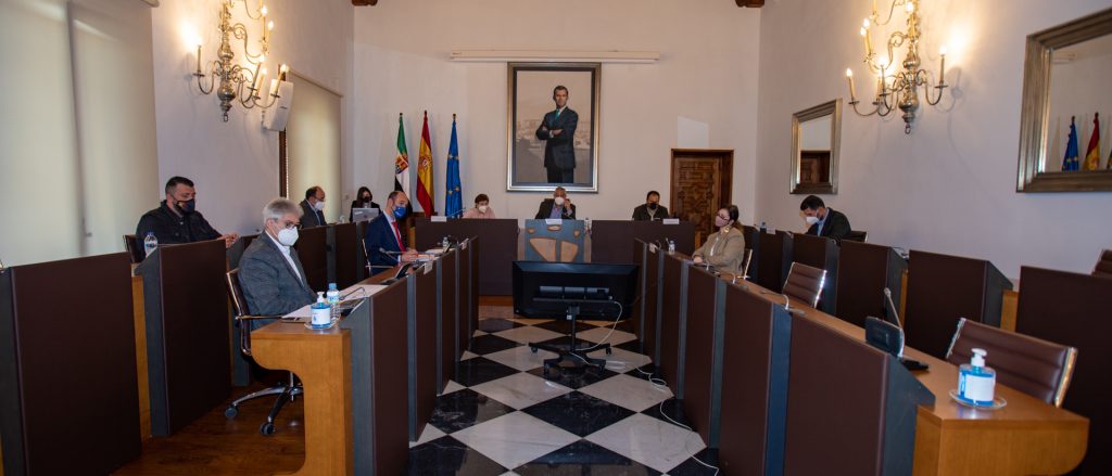 El pleno de la Diputación de Cáceres aprueba también cerca de 1.5 M€ para inversiones en los municipios de la provincia pleno dipu cc
