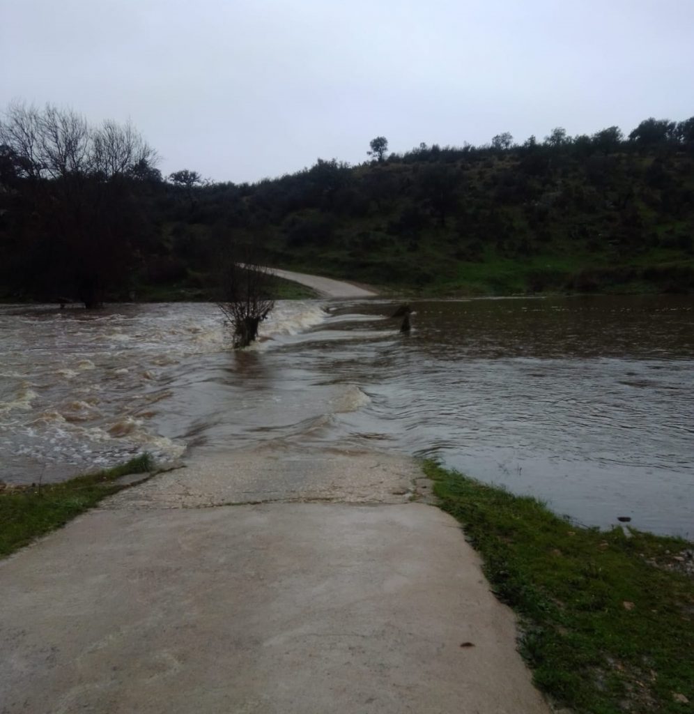 AISLADOS DE NUEVO LOS VECINOS DE LA FINCA CUARTOS DEL BAÑO POR NUEVAS CRECIDAS DEL RIO SALOR rio salor