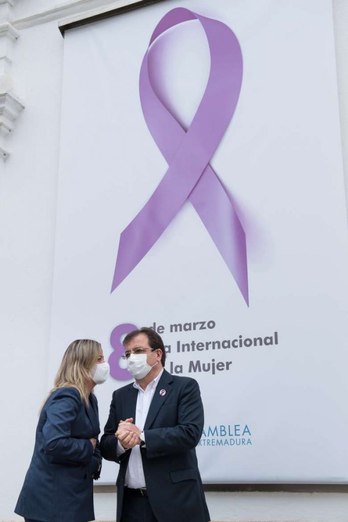 La presidenta de la Asamblea extremeña subraya que la defensa de la igualdad es una tarea compartida por toda la sociedad VARA Y BLANCA