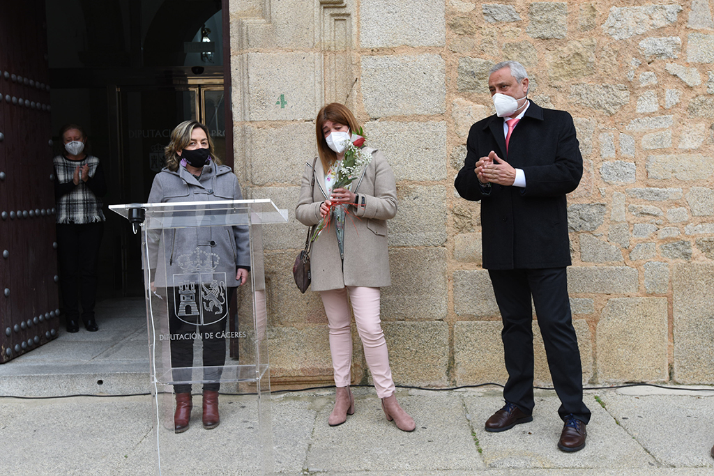 Un rosa recuerda a Charo Cordero en la concentración a las puertas de la Diputación de Cáceres, por su lucha por la igualdad dipu cc