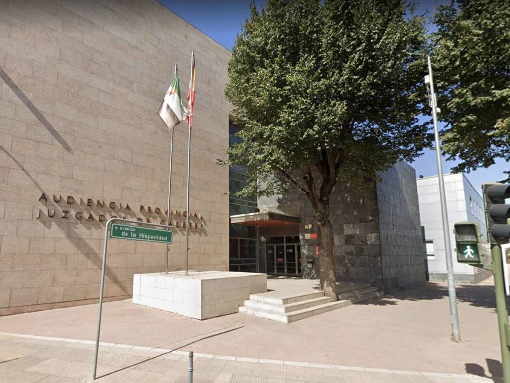 Condenado a dos años de prisión e indemnización a las víctimas un conocido fotógrafo aficionado por grabar a modelos en el vestuario de su estudio en Cáceres juzgado de caceres