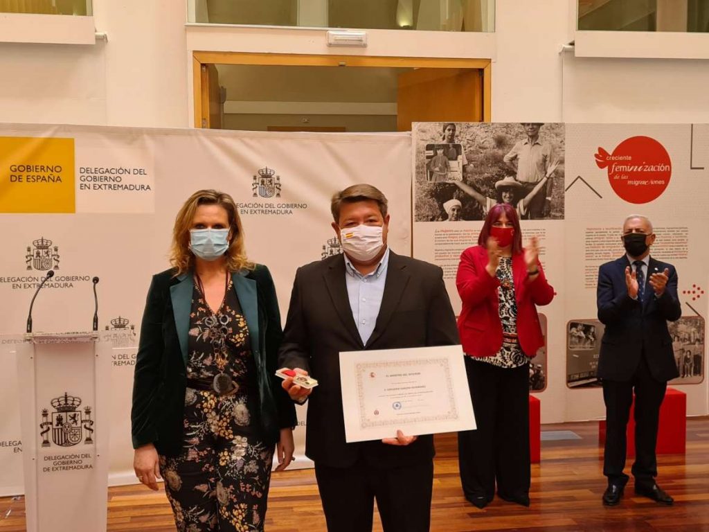 Gregorio Garzón, trabajador del Infoex, a título póstumo, y Juan Carlos Gonzalez Rojo, director del 112, condecorados al Mérito de Protección Civil premios2