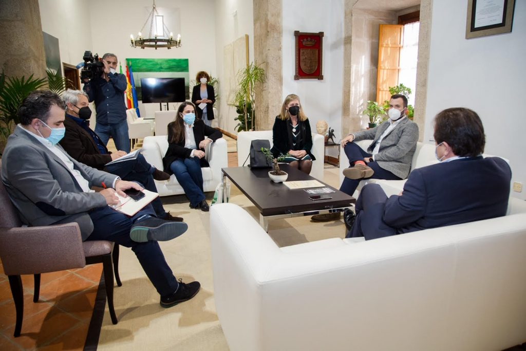 Salaya y Salvemos la Montaña reiteran a Vara su NO al proyecto minero de Valdeflórez en Cáceres vara salaya y salvemos la montana