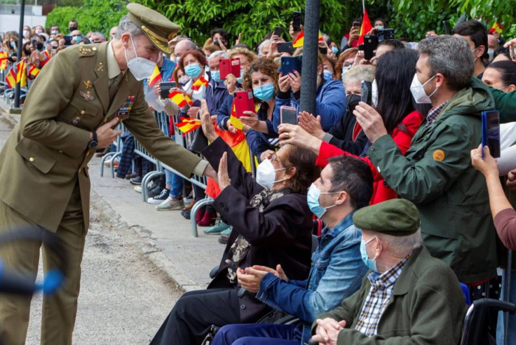 Felipe VI, recibido con aplausos en valencia de Alcántara, en su visita la Cuartel del la Guardia Civil felipe