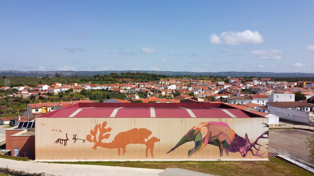 Torrejón el Rubio luce mural artístico con pinturas rupestres de Monfragüe como tema central torrejon