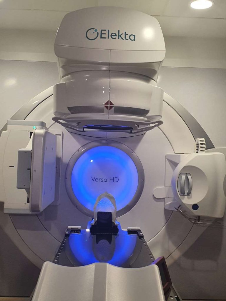 La instalación del nuevo acelerador lineal del Hospital Universitario de Cáceres ha supuesto una inversión total de 5,6 millones de euros acelerador
