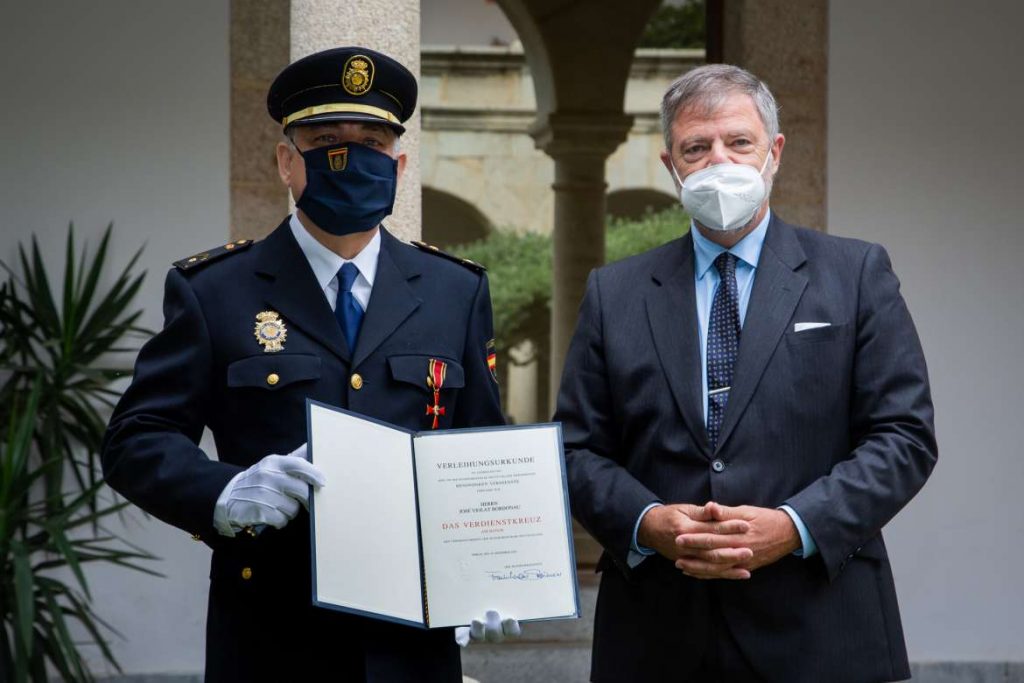 Acto de entrega de la condecoración con la Cruz de Caballero de la Orden del Mérito de la República Federal de Alemania al investigador extremeño José Carlos Violat Bordonau foto 1