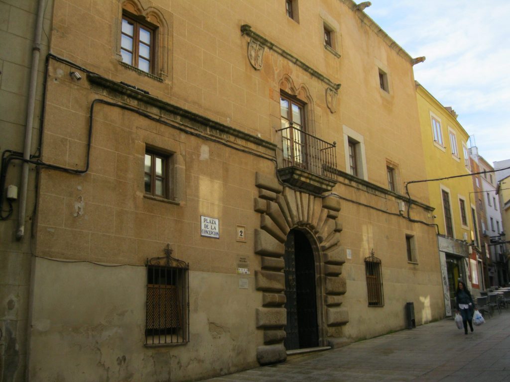 LA BIBLIOTECA DEL PALACIO DE LA ISLA DE CÁCERES SE DENOMINARÁ JULIÁN RODRÍGUEZ, EDITOR, GALERISTA Y ESCRITOR palacio de la isla