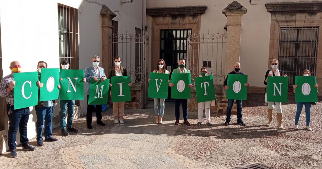 VOX Cáceres se concentra a las puertas del ayuntamiento para insistir que el concejal Teófilo Amores deje su acta vox caceres