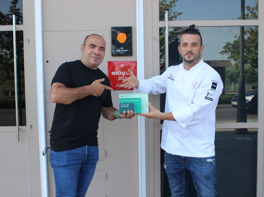 El cocinero influencer Extremeño David Gibello recibe el premio mundial de Facebook Gather 2021 Premio Facebook Gather 2021 David Gibello y Carlos Maldonado