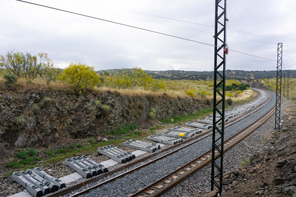 Adif AV inicia el levante de la vía entre Plasencia y Monfragüe para acometer su renovación integral ave 1