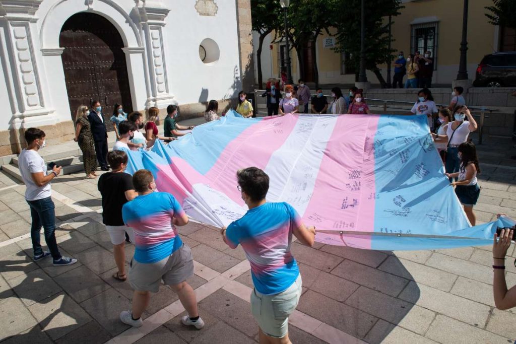 Continúa la gira de la bandera Trans con su recepción por la Asamblea de Extremadura bandera trans