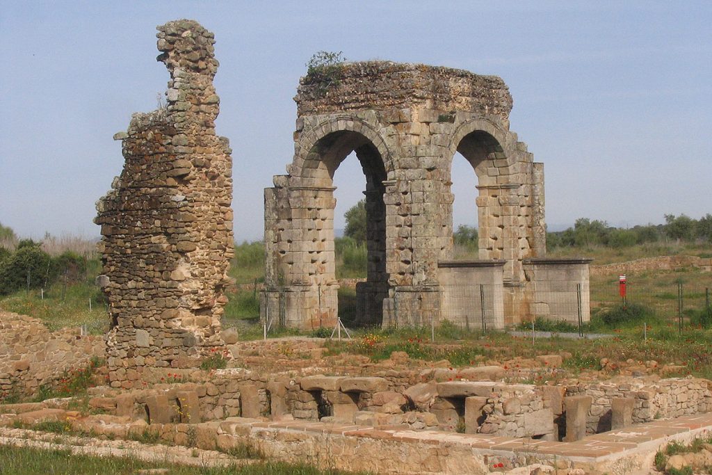 Cuatro millones de euros para rehabilitar el yacimiento arqueológico de Cáparra y el castillo de Montemolín caparra 1