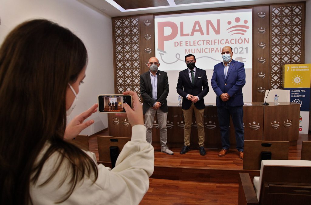 La Diputación pacense destina 2 millones de euros para su Plan de Infraestructuras Eléctricas Municipal electrificacion ba