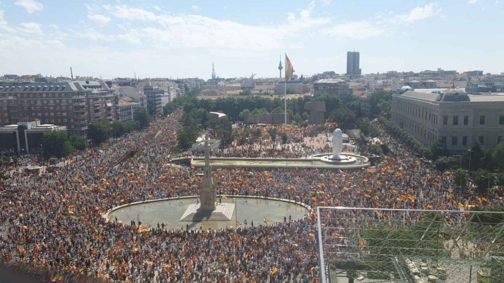 Miles de asistentes se citan en la madrileña Plaza de Colón contra los indultos manifa colon indultos 1