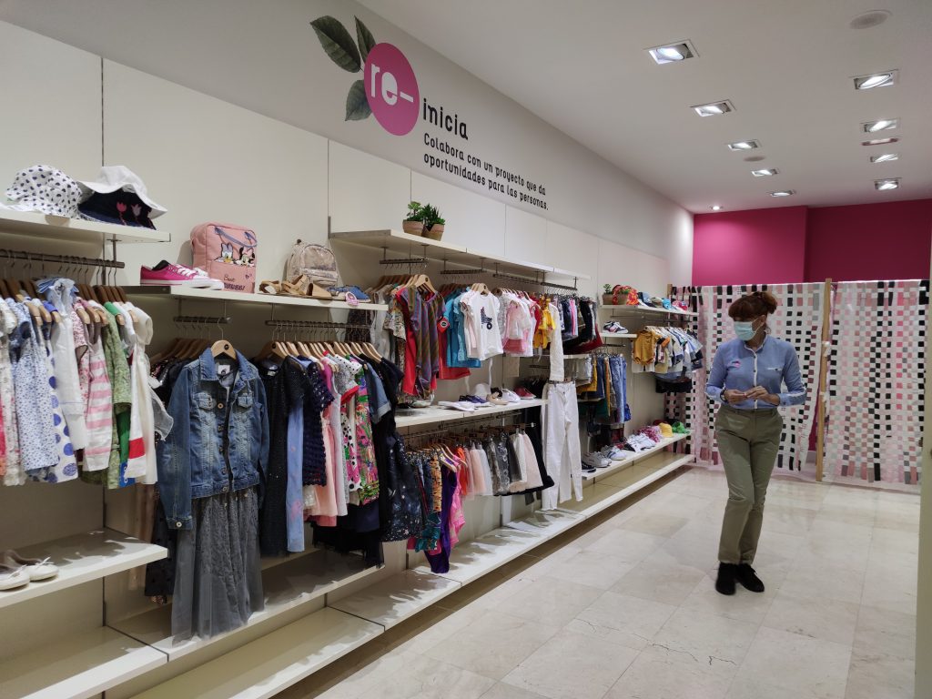 Abre en Cáceres la primera tienda moda re- de Extremadura, gestionada por la empresa REMUDARTE de Cáritas Diocesana de Coria-Cáceres re mudarte