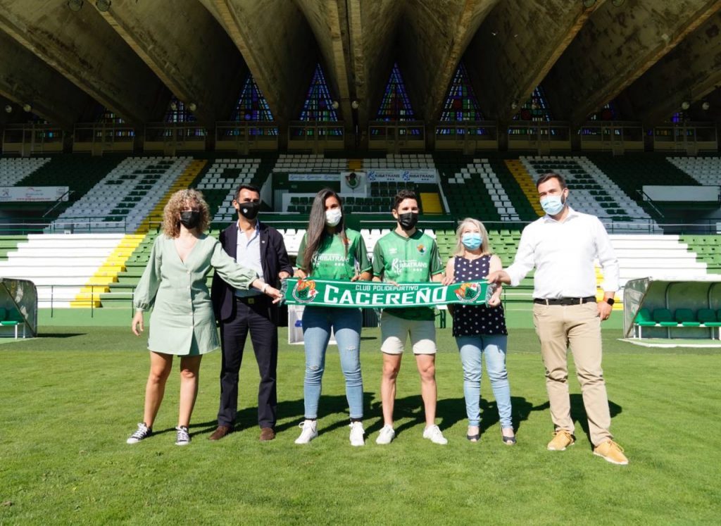 Acuerdo firmado entre el Femenino Cáceres y el Cacereño para unificar su imagen cacereno femenino