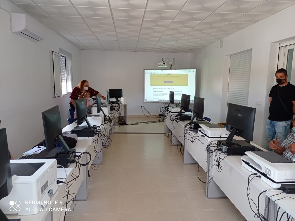 Se inicia el proyecto DigiLabs, aulas TIC´s, para resolver dudas digitales a la ciudadanía dipu cc