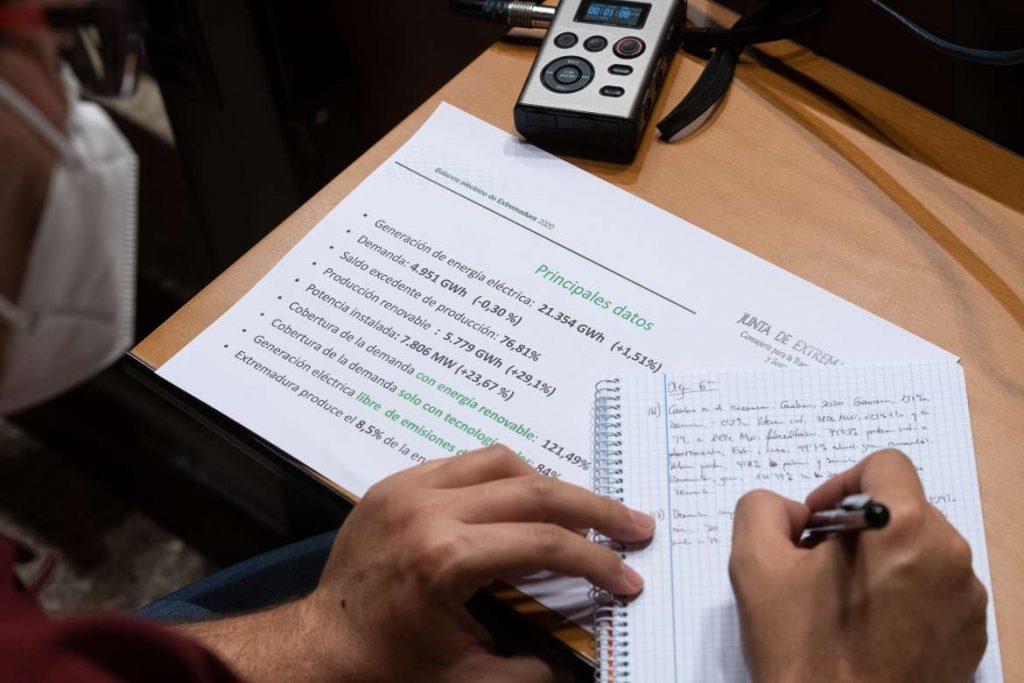 Presentado el Balance de Energía Eléctrica de Extremadura energia