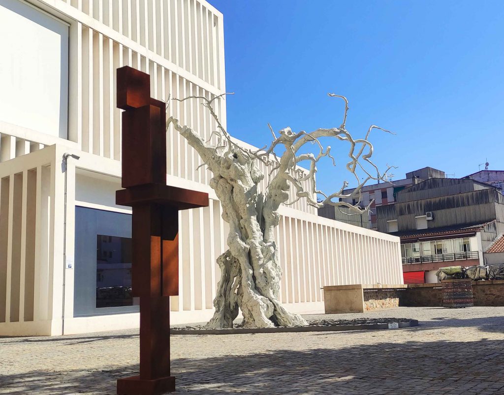 El Museo Helga de Alvear recibe obras recién adquiridas en ARCO y exhibe nuevas esculturas en los jardines helga