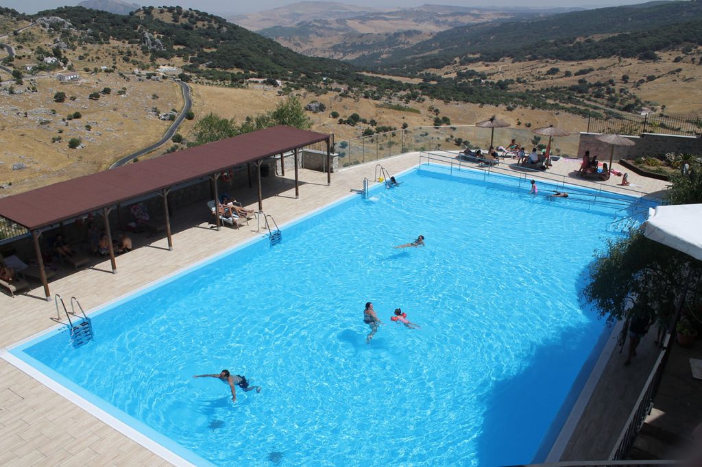 Un bañista, grave al sufrir un ahogamiento en la piscina municipal de Montehermoso piscina