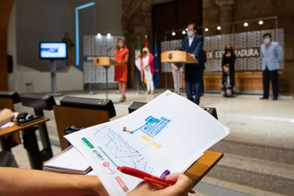 La ministra Yolanda Díaz y el presidente vara firman el Plan de Empleo Joven de Extremadura plan empleo joven