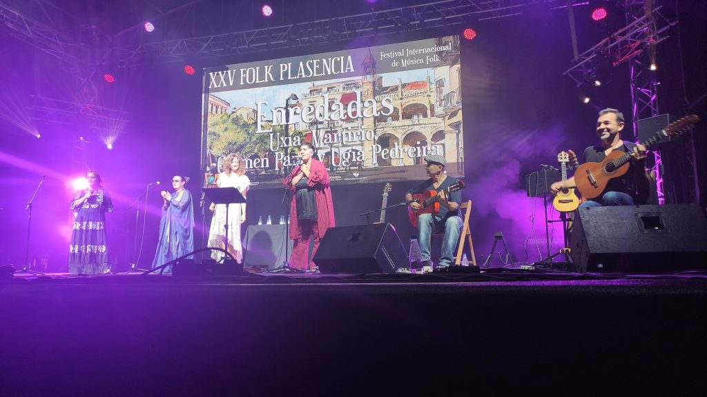 EL NORTE DE EXTREMADURA HA RETOMADO CON ÉXITO SU FESTIVAL REFERENTE EN LA MÚSICA FOLK INTERNACIONAL. Enredadas