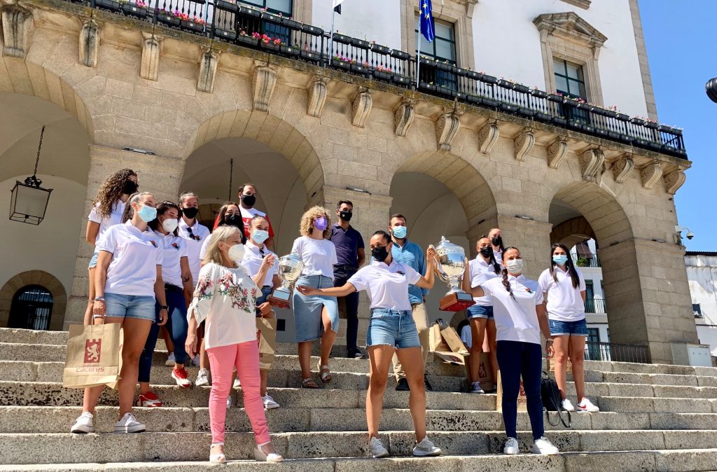 El ayuntamiento de Cáceres licitará un campo de fútbol playa en el Complejo Deportivo El Arco Foto de familia con el CF Playa Caceres