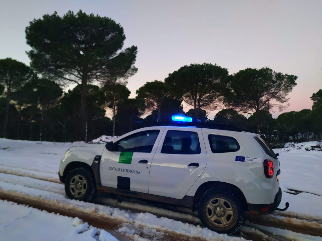 Tráfico denuncia un vehículo de los Agentes del Medio Natural por llevar dispositivo luminoso V1 sin ser validado por la ITV Vehiculo Agentes del Medio Natural con senalizacion V1