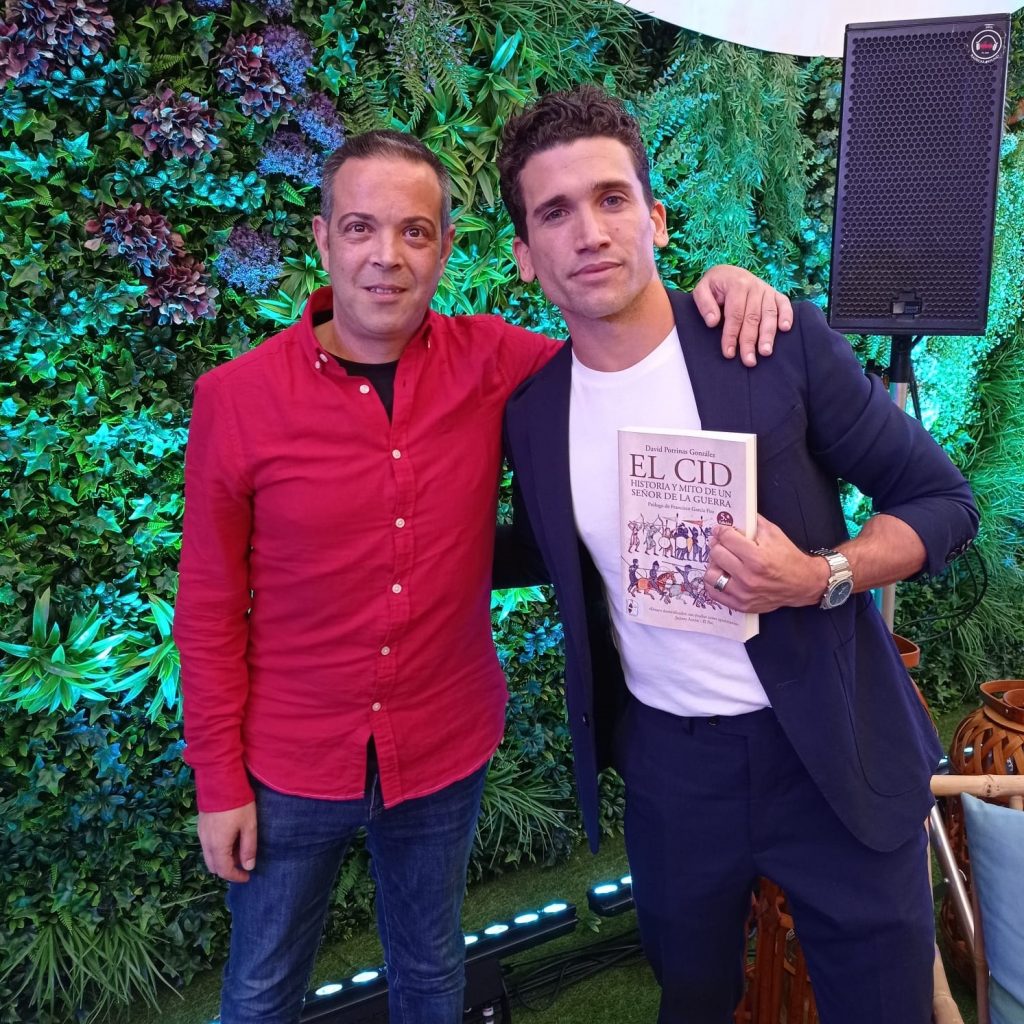 El investigador de la UEx David Porrinas, asesor de la segunda temporada de “El Cid” de Amazon david porrinas y jaime lorente en la presentacion de la segunda temporada