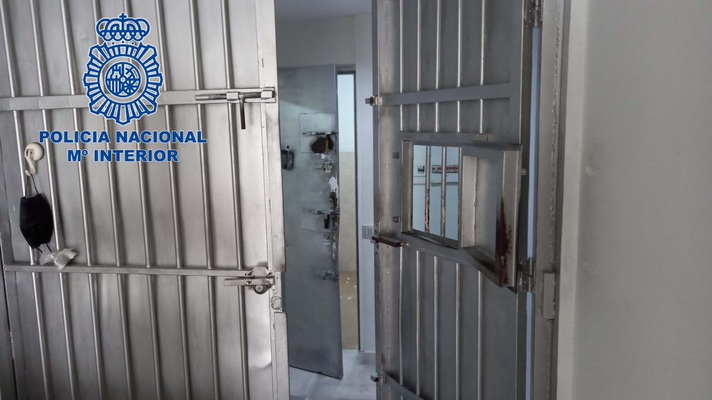 Eliminado un punto de venta de drogas en Los Colorines pacenses puerta acceso interior badajoz