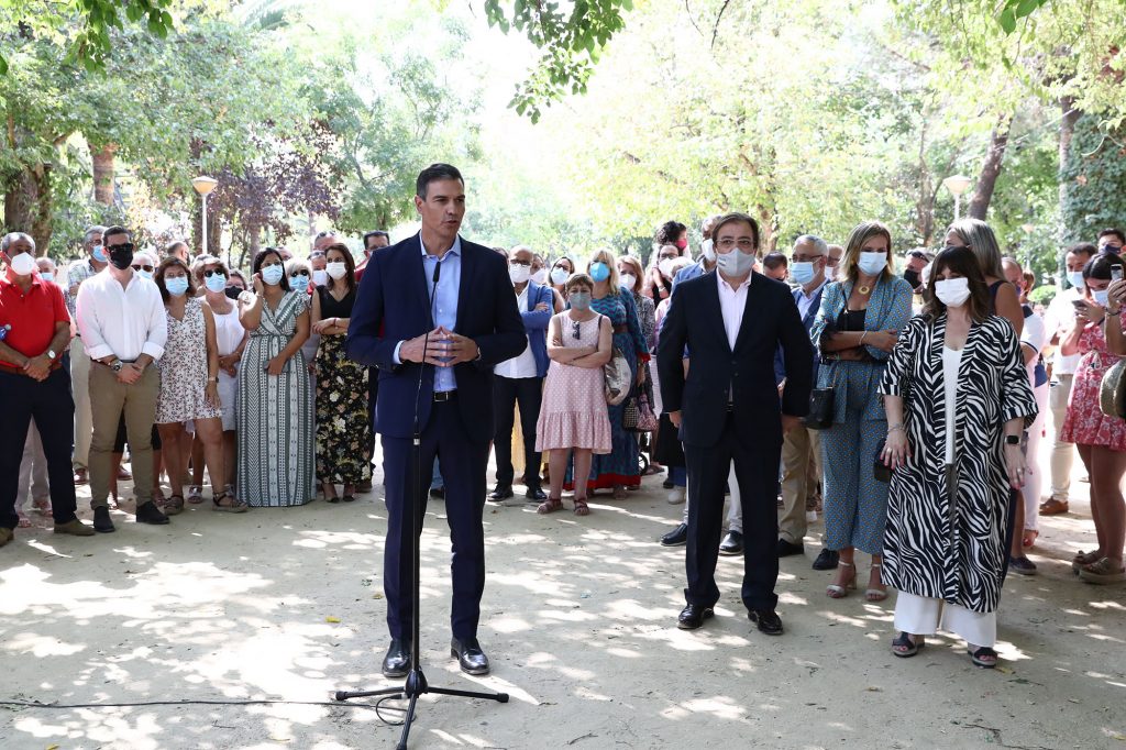 Sánchez, que asegura que el AVE llegará a Extremadura el próximo año, es recibido junto a Vara entre aplausos y abucheos en Navalmoral de la Mata sanchez navalmoral 4