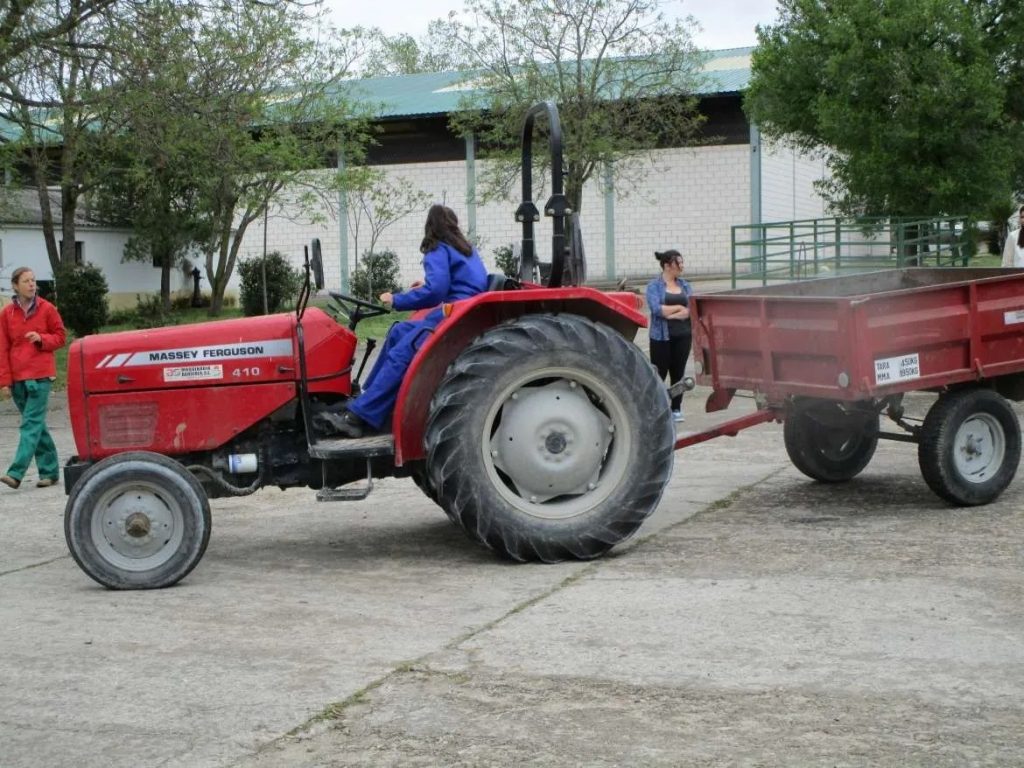 Extremadura suma 27 nuevas explotaciones agrarias de titularidad compartida en el último trimestre y ya cuenta con 85 tractor