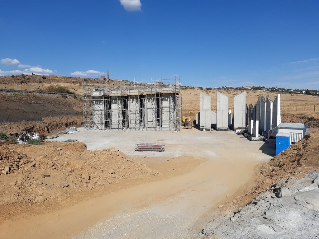Las obras de supresión de un paso a nivel próximo a la estación de Cáceres afectarán a la circulación ferroviaria Construccion armazon paso inferior Caceres