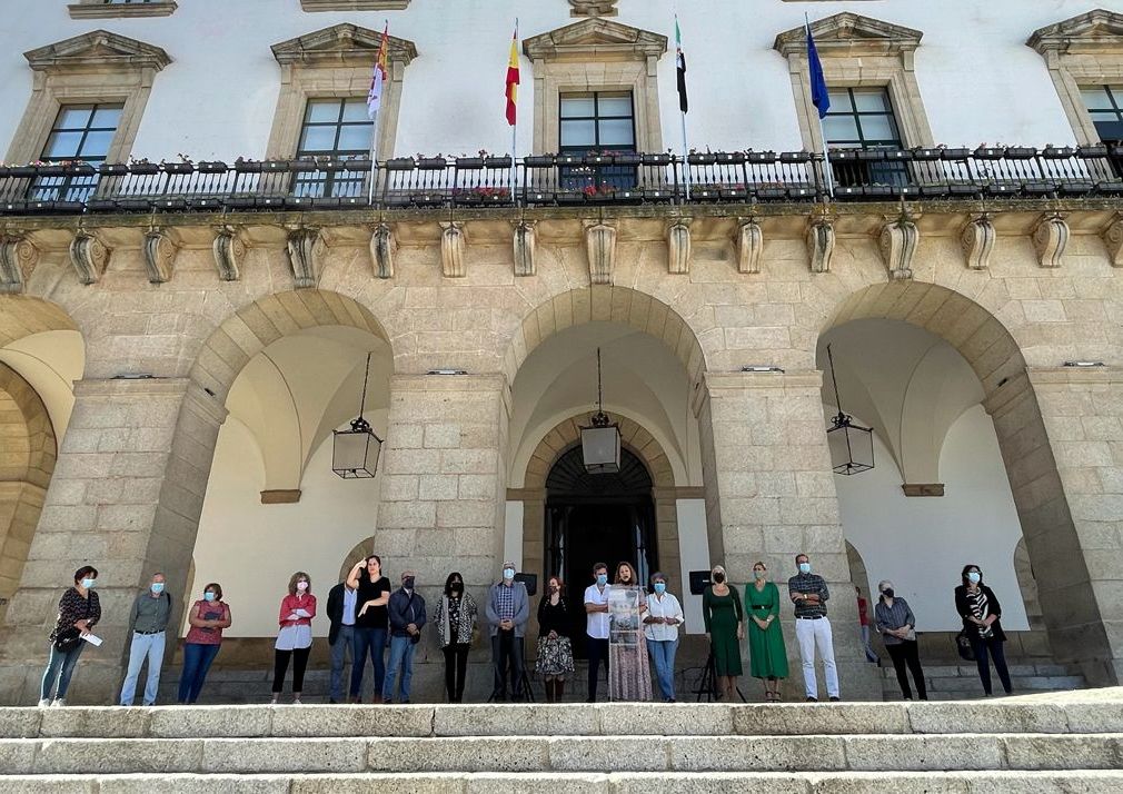 Minuto de silencio en repulsa por los asesinatos de mujeres víctimas de la violencia machista desde el 26 de agosto Minuto de silencio