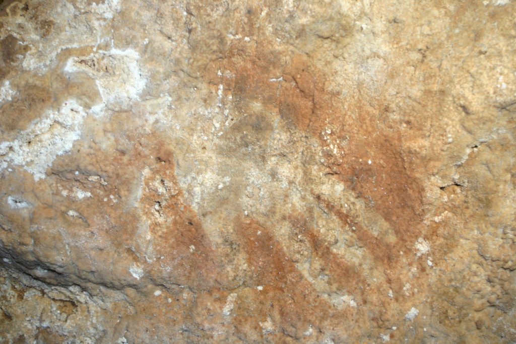 Un proyecto hispano-luso pondrá en valor el potencial turístico de las cuevas paleolíticas de Escoural y Maltravieso PIE DE FOTO HUELLA DE MANO EN PANEL VI DE LA SALA DE LAS PINTURAS CUEVA DE MALTRAVIESO