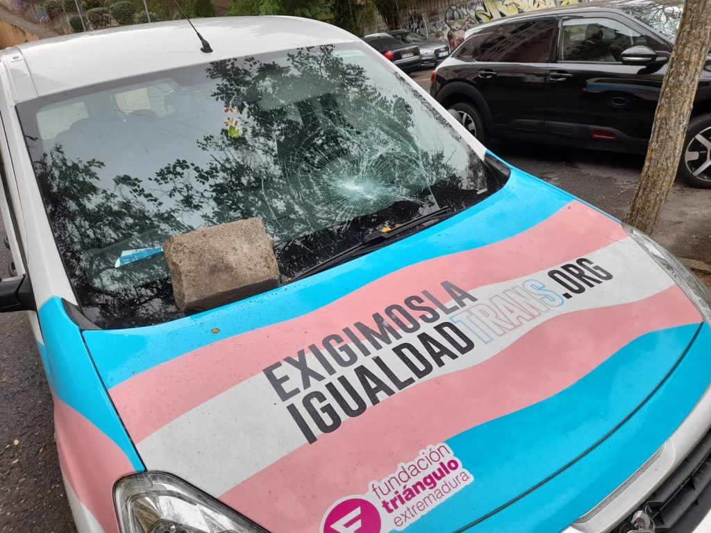 CAUSAN DAÑOS A UN VEHÍCULO DE FUNDACIÓN TRIÁNGULO ROTULADO CON LA BANDERA TRANS EN UNA CALLE DE CÁCERES coche funda triangulo
