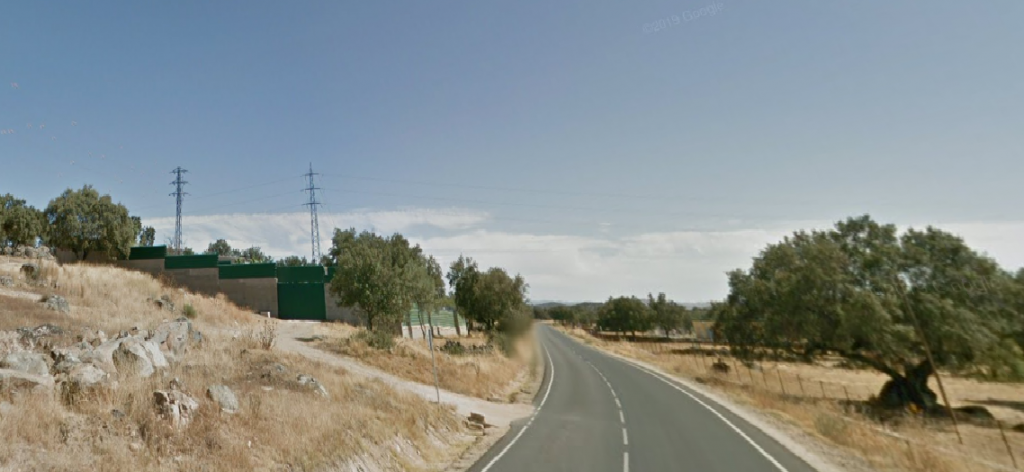 Un motorista resulta herido crítico al salirse de la vía en Burguillos del Cerro crta