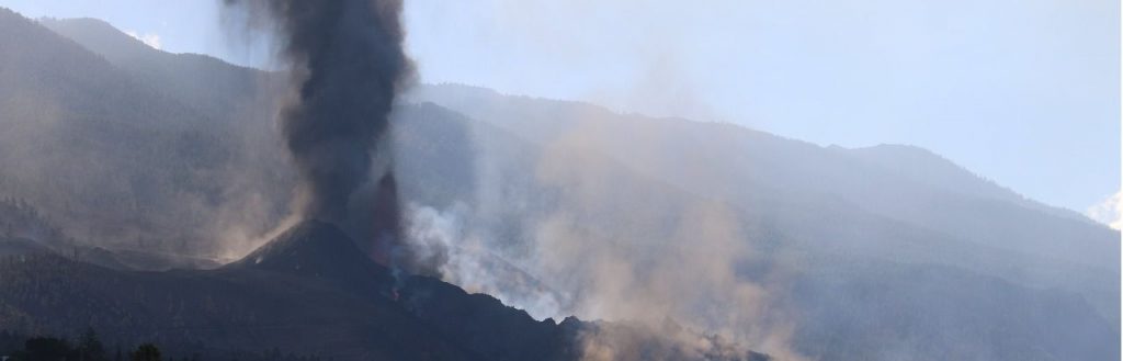 Se rompe parcialmente el cono del volcán de La Palma y deja una enorme colada de lava que avanza hacia el mar volcan 1