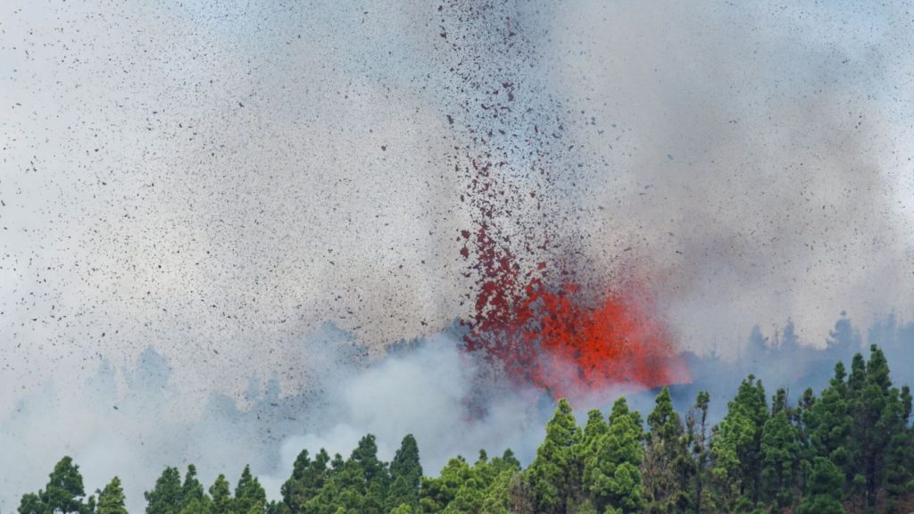El volcán Cumbre Vieja de La Palma en plena erupción volcan