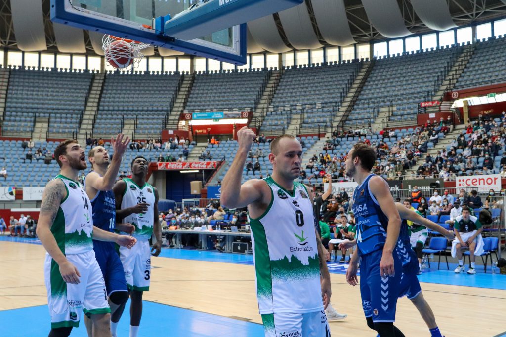 El Cáceres frena al Gipuzkoa a domicilio y consigue su segunda victoria, 74-76 cc basket