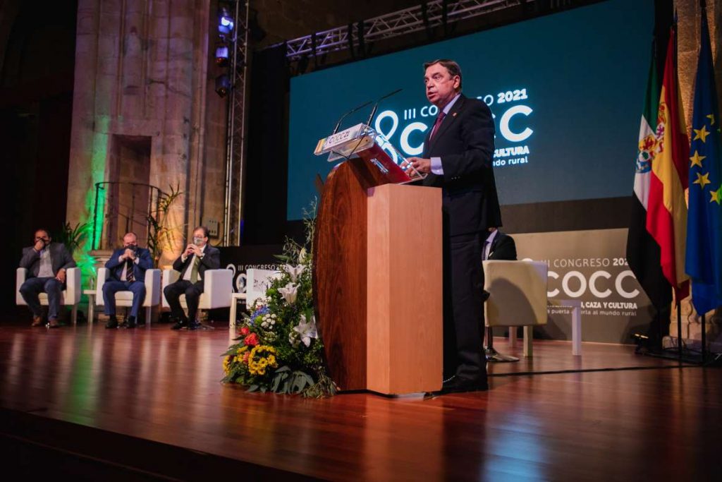 El ministro Planas apunta que la actividad cinegética lleva aparejada una gran tradición cultural planas cc