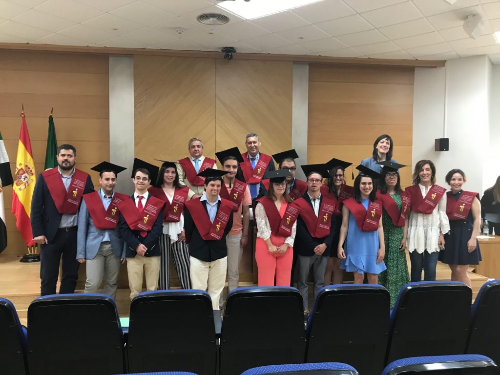 Jóvenes con discapacidad intelectual se forman en la Universidad de Extremadura Foto Graduacion Extremadura 2019