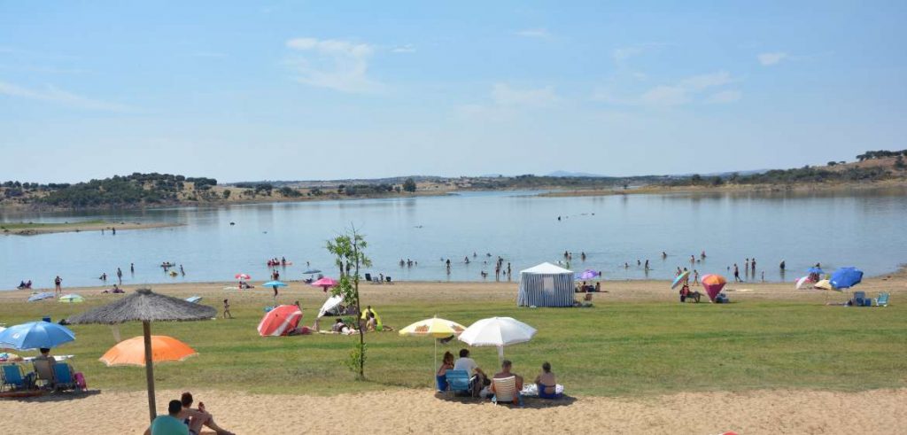 Turismo plantea a los municipios continuar la modernización de las 65 zonas de baño para conseguir más banderas azules playa extremena