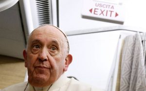 Papa Francisco deja puerta abierta a su retiro tras viaje a Canada