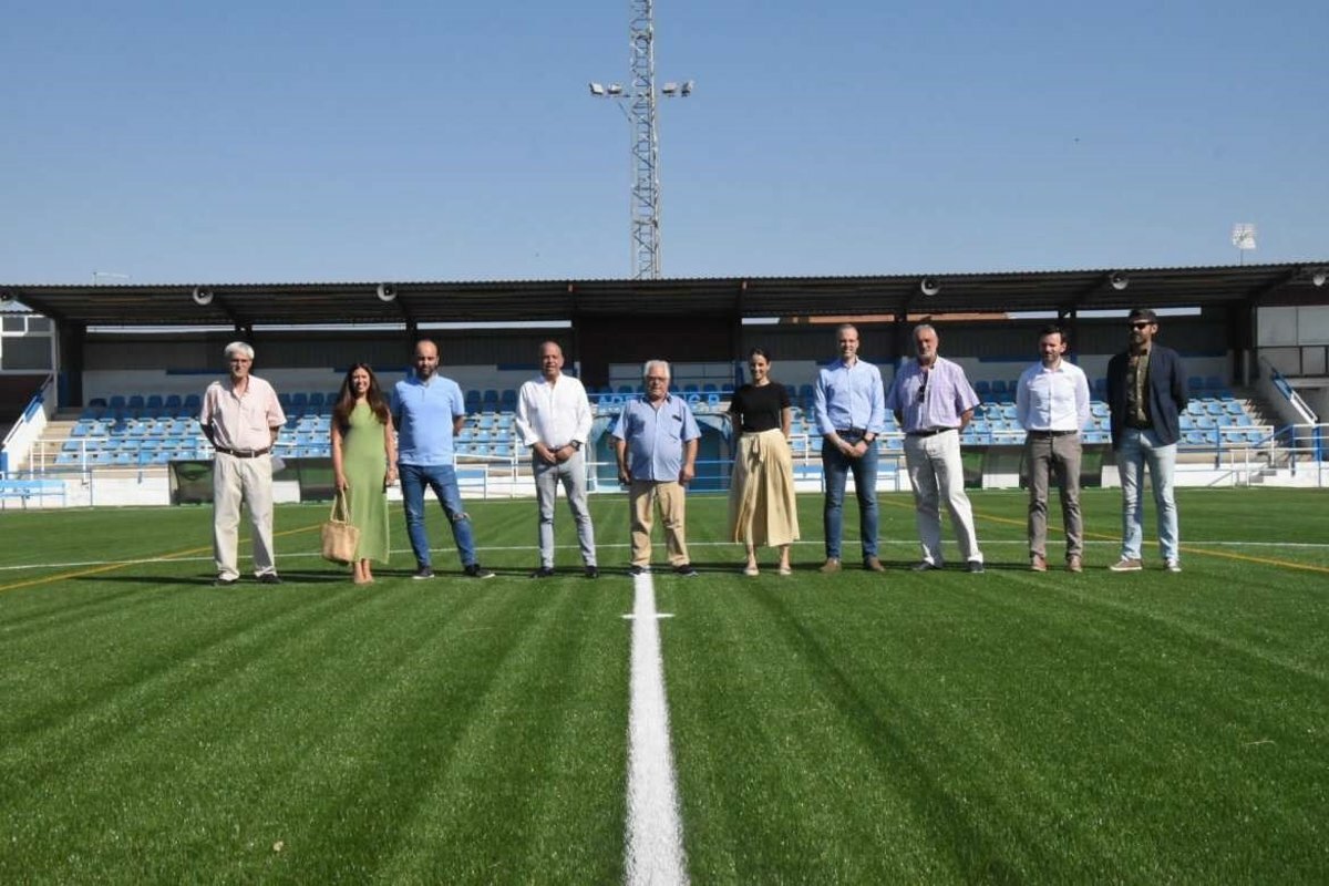 arroyo de la luz caceres estrena cesped artificial en el campo de futbol y mejora el pabellon polideportivo