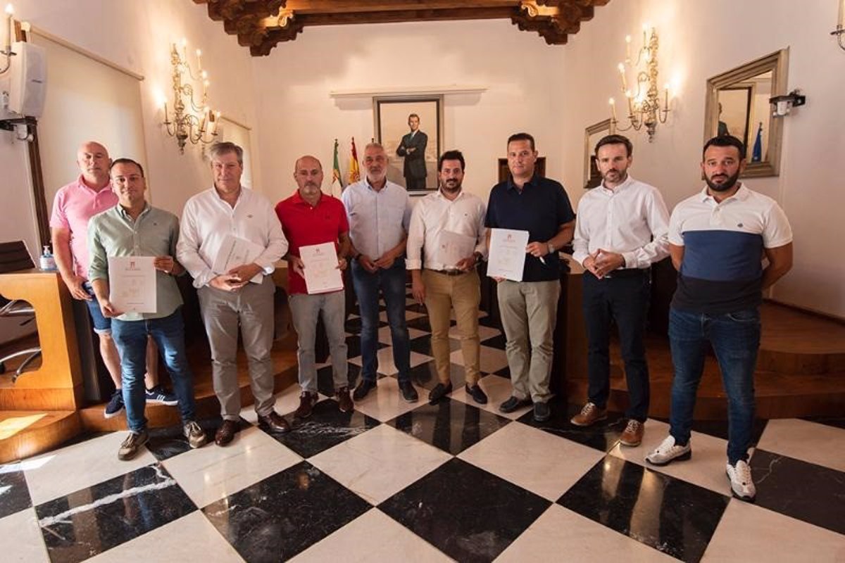 cinco localidades cacerenas recibiran ayudas de 100 000 euros de diputacion de caceres para mejoras en campos de futbol