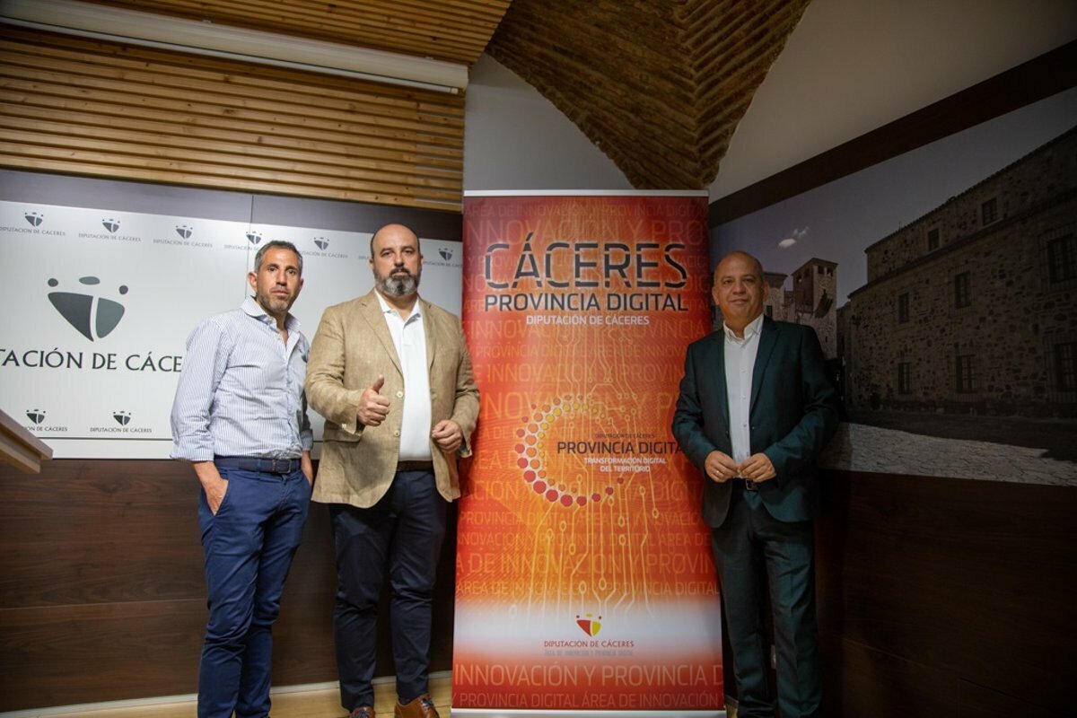 diputacion de caceres inicia un proyecto piloto en negocios de varias municipios para implantar atencion multicanal