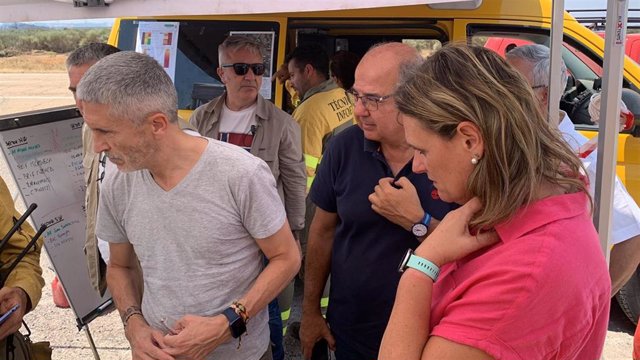 El ministro Grande-Marlaska afirma que "podemos estar un poquito más tranquilos" respecto a los incendios en Extremadura El ministro Grande-Marlaska, y la delegada del Gobierno, Yolanda Garcçia Seco, durante su visita este sábado a la zona de Casas de Miravete para comprobar la magnitud del incendio.